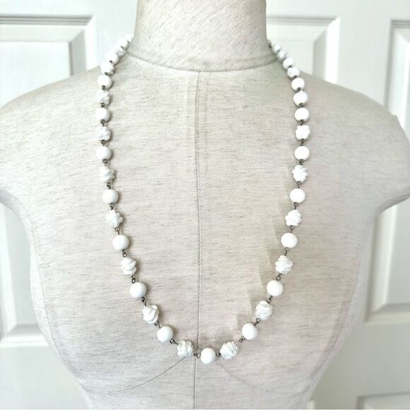 White beaded necklace - Picture 1 of 8